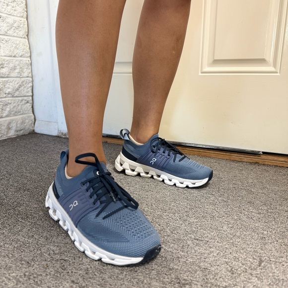 On Clouds blue sneakers - Picture 2 of 6